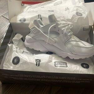 These are NIKE huarache. All white shoes, they are a size  10 in men’s.